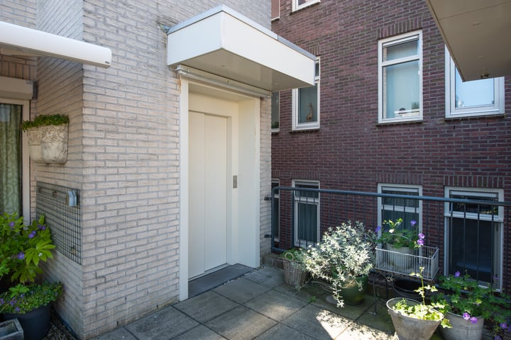 View photo 37 of Bloemstraat 45