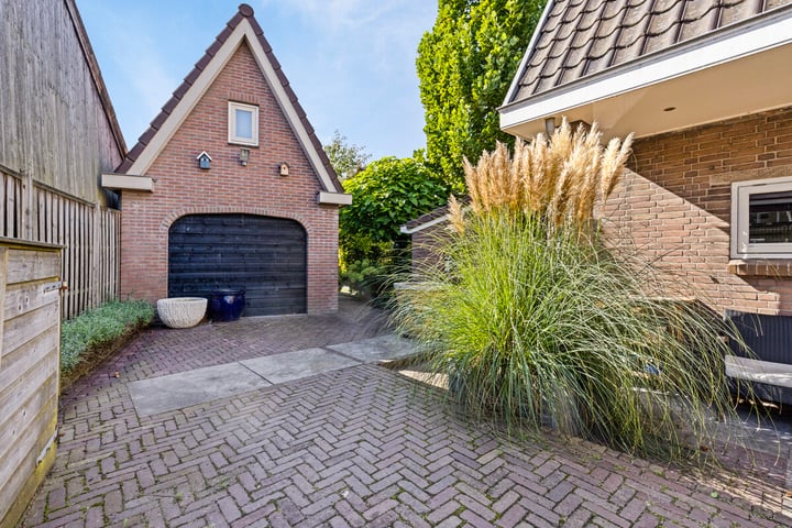 Bekijk foto 3 van Dorpsplein 9