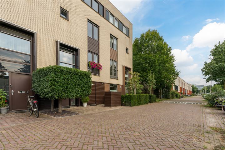 View photo 8 of Verhulststraat 76