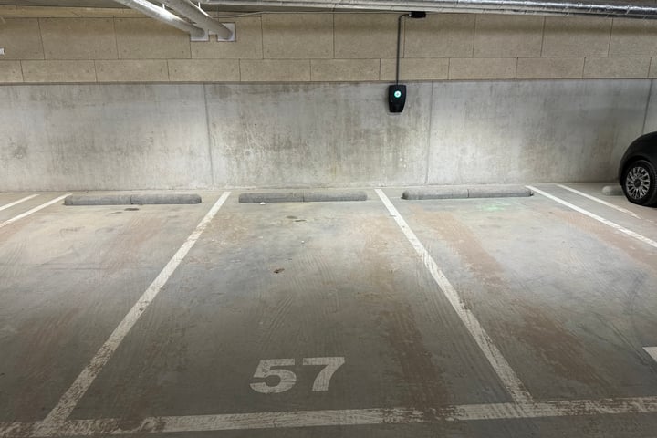 Bekijk foto 1 van Vliegerstraat Parkeerplaats