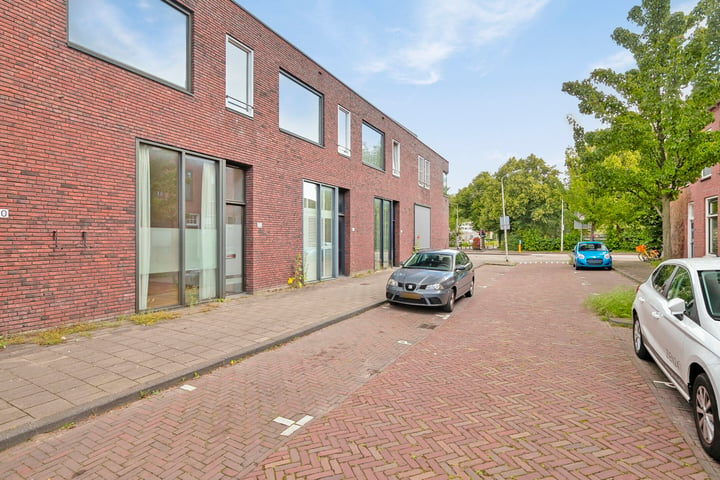 Bekijk foto 3 van De Genestetstraat 22