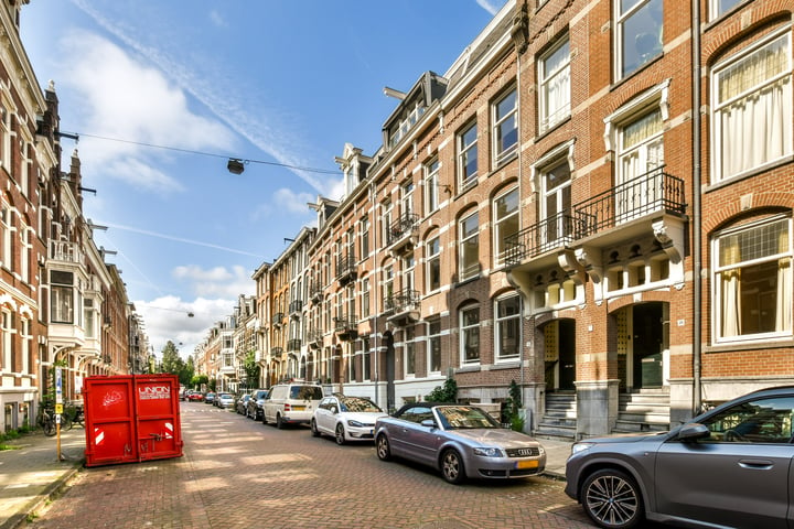 Bekijk foto 32 van Van Eeghenstraat 18-H