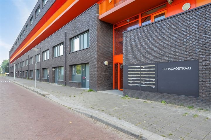 Bekijk foto 2 van Curaçaostraat 79