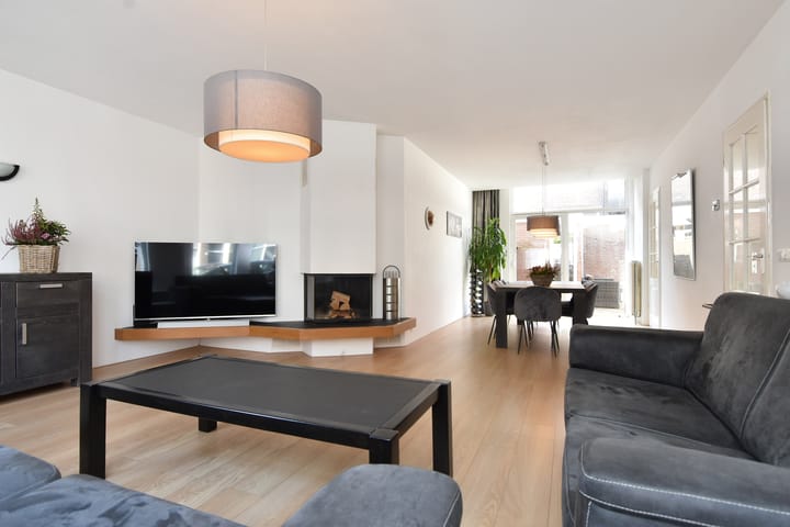 Photo 11 of Burgemeester van der Werffstraat 44