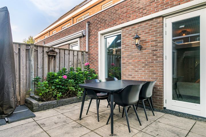 View photo 32 of Broderiestraat 5