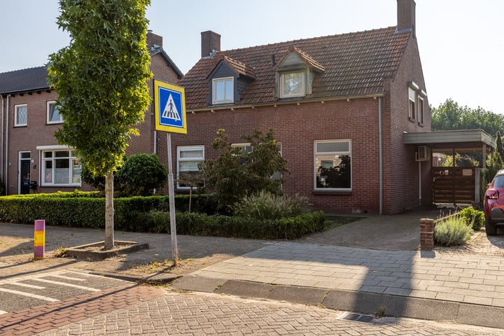 Bekijk foto 1 van van den Berghstraat 3