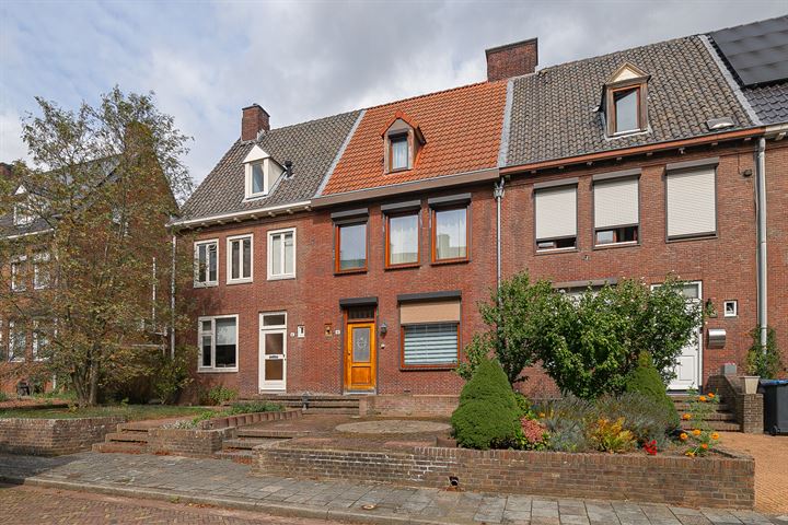 View photo 1 of Adelaarstraat 10