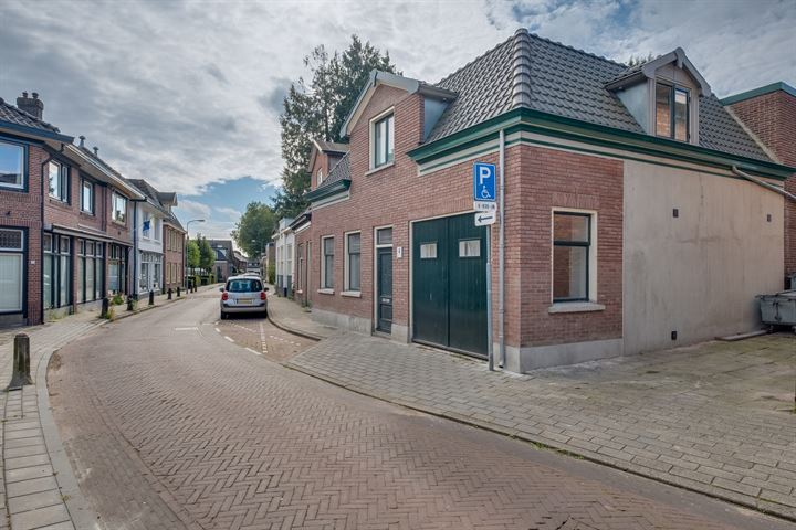 View photo 2 of Kruisstraat 4