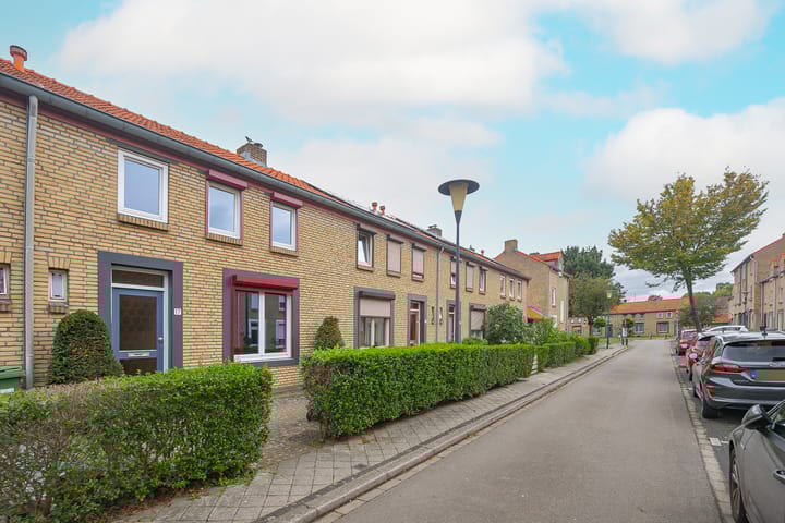 Foto 14 van Aalmoezenier Roumenstraat 17