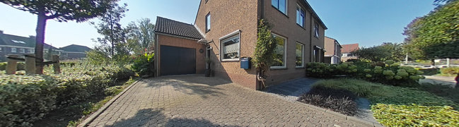 View 360° photo of voortuin of Clematis 30