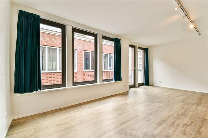 View photo 3 of Sint Nicolaasstraat 36-B