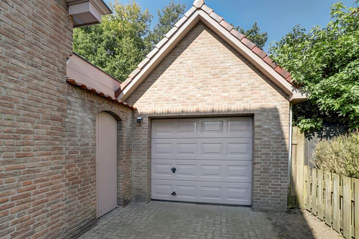 Bekijk foto 35 van Graaf van Loonstraat 1