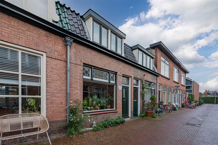 View photo 2 of Bloemstraat 27