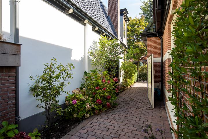 View photo 24 of Brederodestraat 4