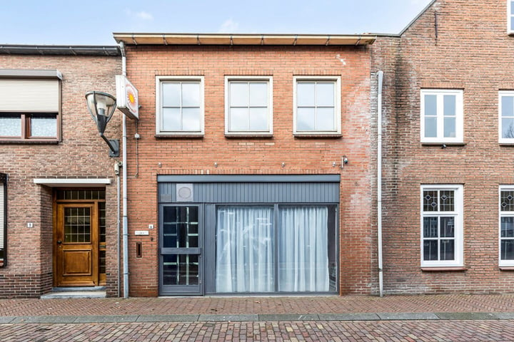 Bekijk foto 1 van Overdamstraat 11