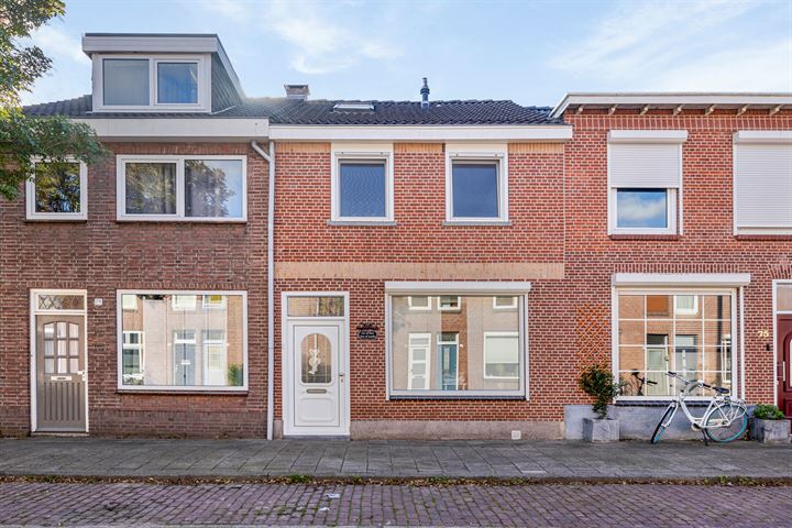 View photo 1 of Oeverstraat 77