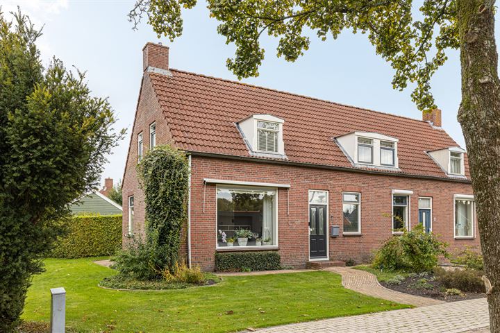 View photo 3 of Esdoornlaan 1