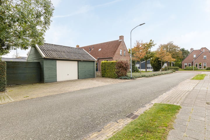 View photo 44 of Esdoornlaan 1