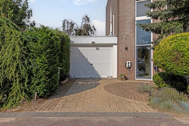 Photo 39 of Gouwe 64