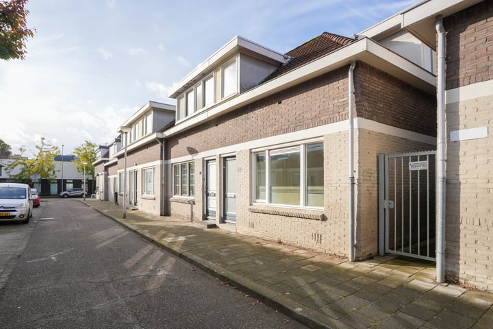 View photo 25 of Leenheerstraat 11