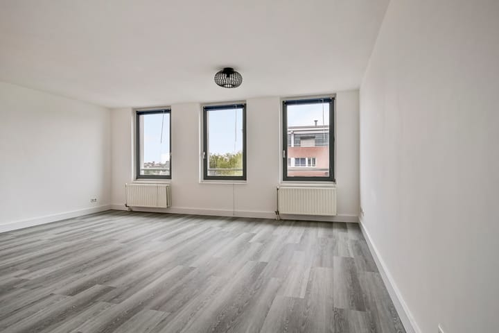 Photo 4 of Valkenburgerstraat 26-H