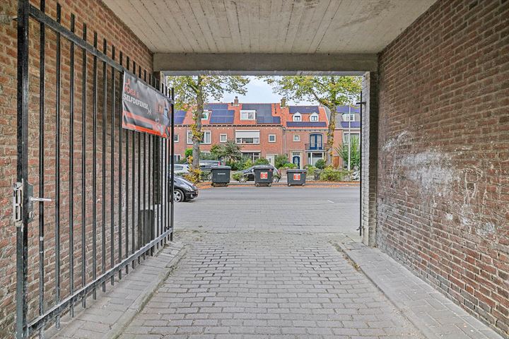 Bekijk foto 32 van St Theresiastraat 16