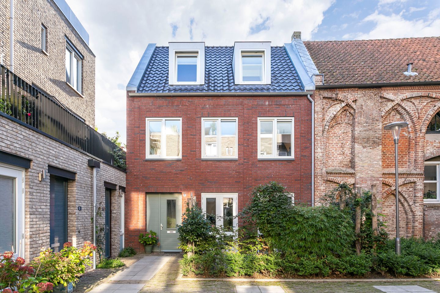 Foto 1 van Halvegas 9