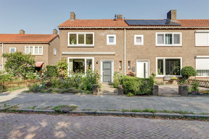 View photo 2 of Treubstraat 106