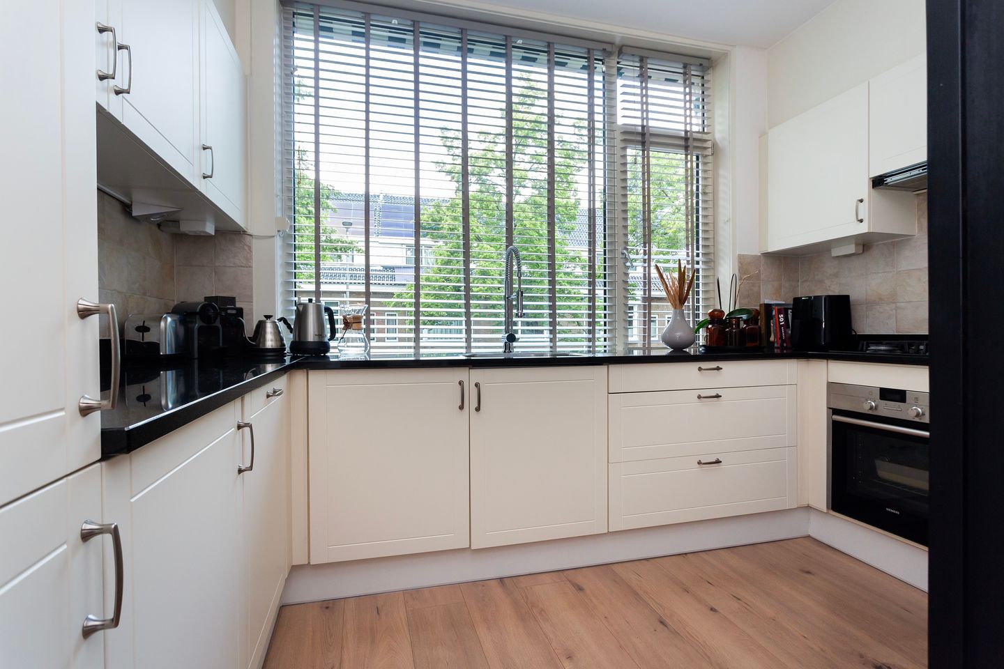 Photo 10 of Adriaen van der Doeslaan 35-B