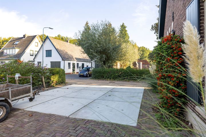 View photo 37 of Warmoezenierstraat 6