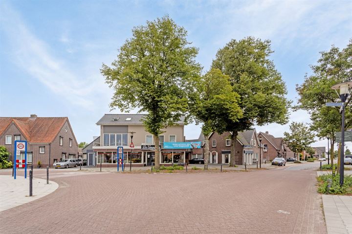 View photo 2 of Nieuwendijk 2-B