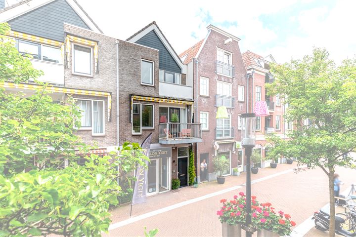 View photo 2 of Plantsoenstraat 27