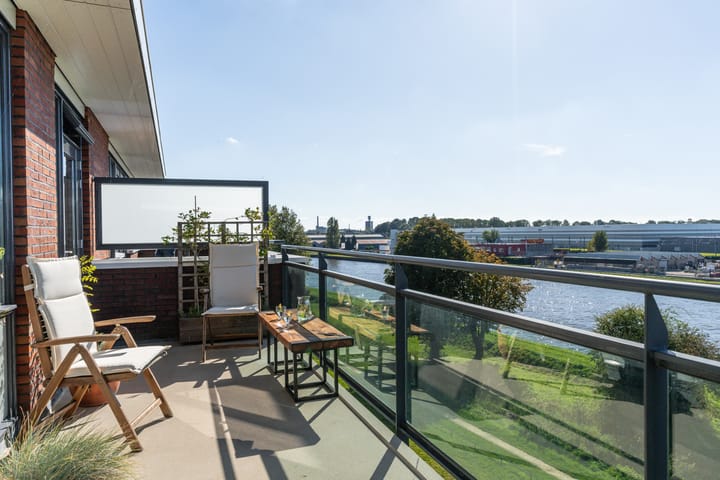 Foto 1 van Burgemeester Van den Helmlaan 55