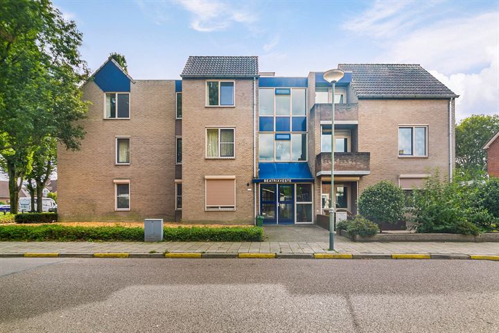 View photo 2 of Beatrixstraat 42