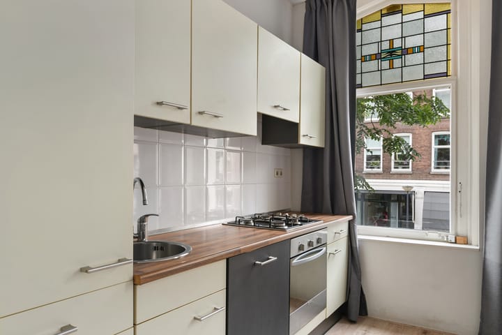 Foto 10 van Van Oldenbarneveltstraat 142-B01