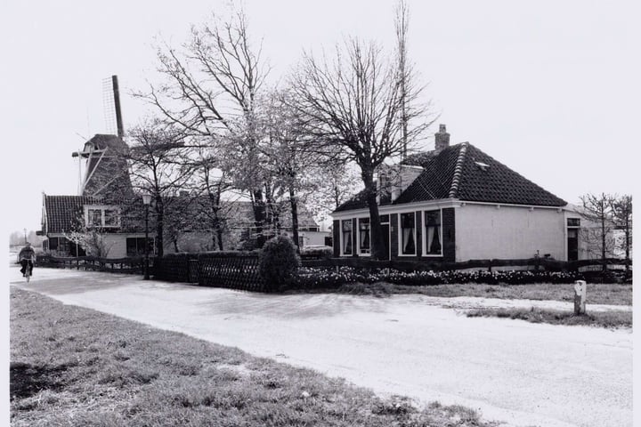 Bekijk foto 2 van Noordhollandschkanaaldijk 24