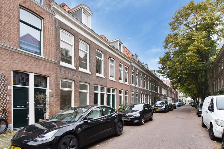 View photo 8 of Helmersstraat 74