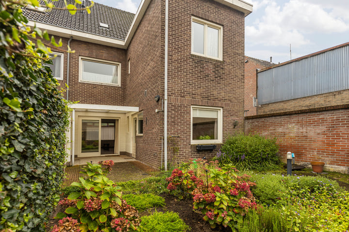 Bekijk foto 30 van Overhovenerstraat 12