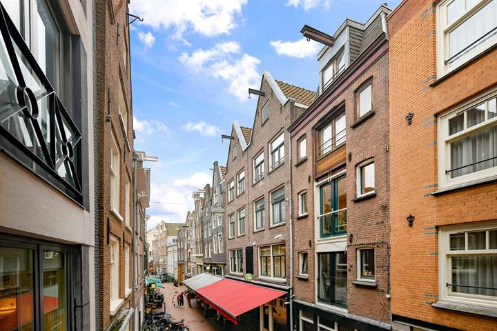 View photo 2 of Voetboogstraat 4-2