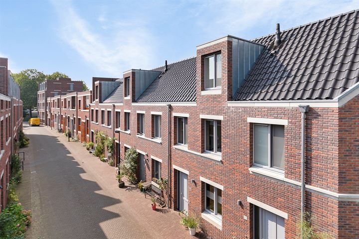 View photo 2 of Halvemaanstraat 41