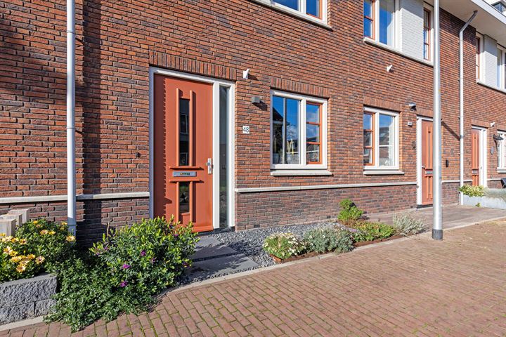 Bekijk foto 10 van Van der Waalsstraat 48