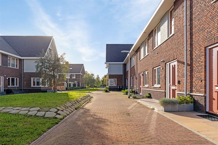 Bekijk foto 39 van Van der Waalsstraat 48