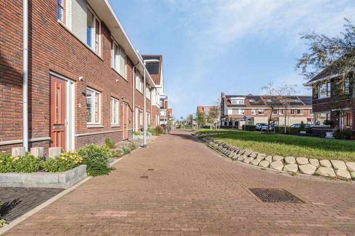 Bekijk foto 40 van Van der Waalsstraat 48