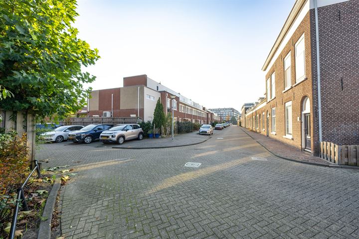 View photo 4 of Betuwestraat 42