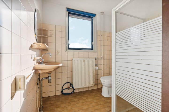 Photo 11 of Scheerwoldestraat 10