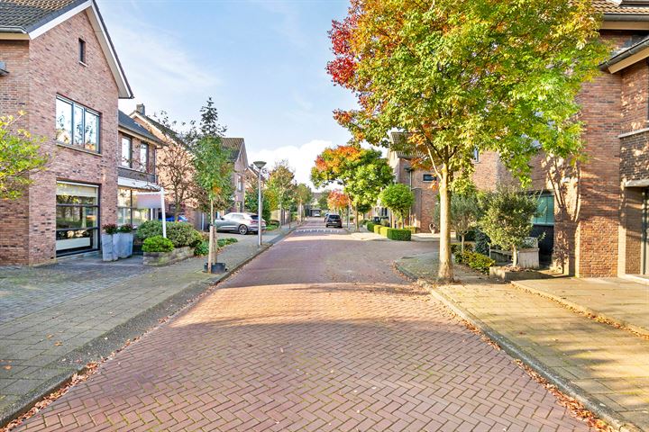 Bekijk foto 32 van Vrouwe Van Loonstraat 12