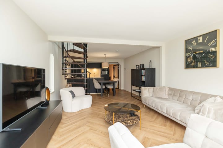 Photo 10 of van Echtenstraat 16-12