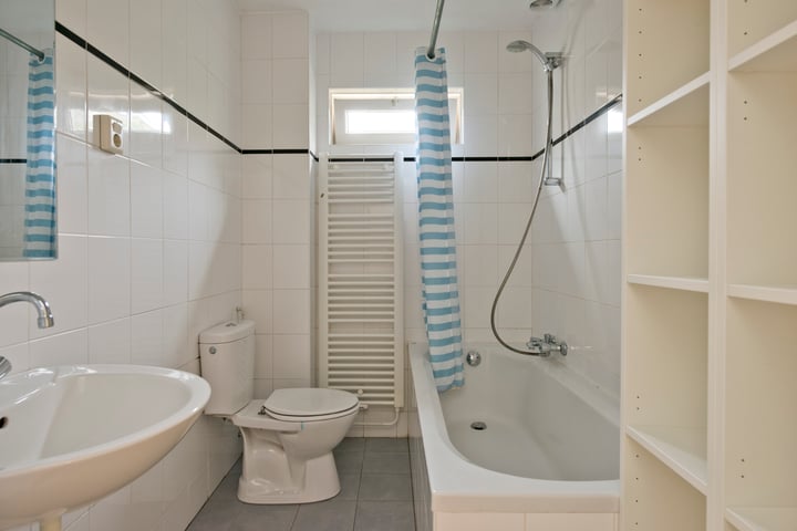 Bekijk foto 4 van Professor Hoogveldstraat 40