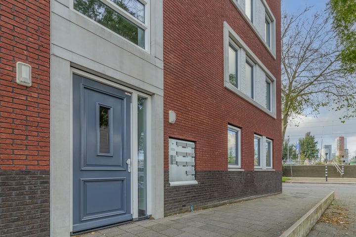 View photo 7 of Hellevoetstraat 3