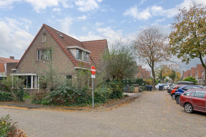 Bekijk foto 2 van M A de Ruyterstraat 22